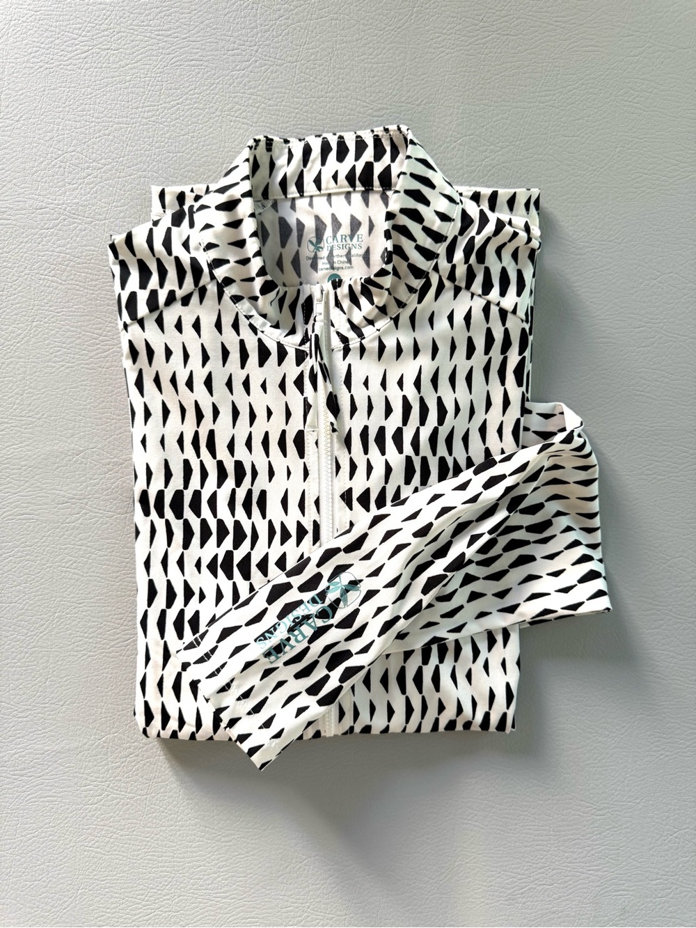 Carve Designs Swim Cruz Rashguard Black & White geometric batik Women’s Medium